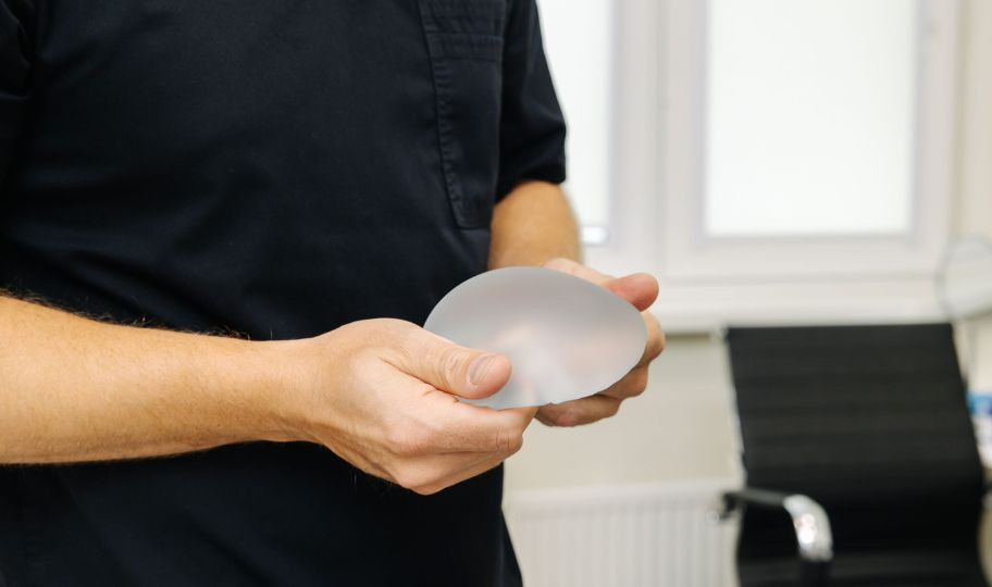 Удаление имплантов груди и фибромы с подтяжкой груди